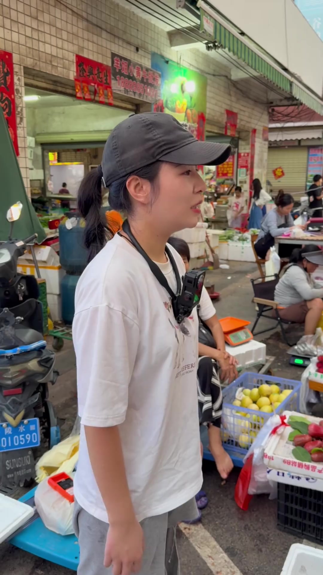 摆摊卖大刺鲅,整条难卖切开却售罄