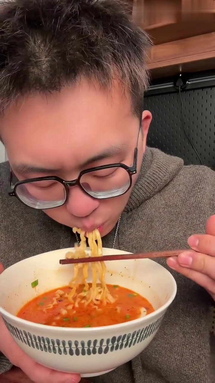 发明这碗面的定是天才!奶油火鸡面正确吃法……