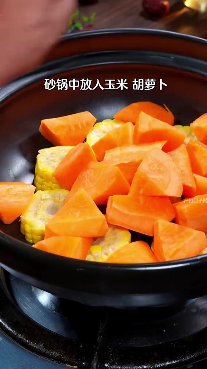 产妇月子餐，一定要试试这道玉米排骨汤，汤鲜味美，营养丰富又好喝