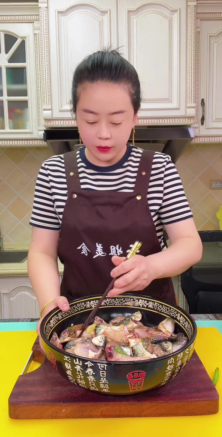 酥到掉渣的干炸小鲫鱼教程，做法简单还超好吃！