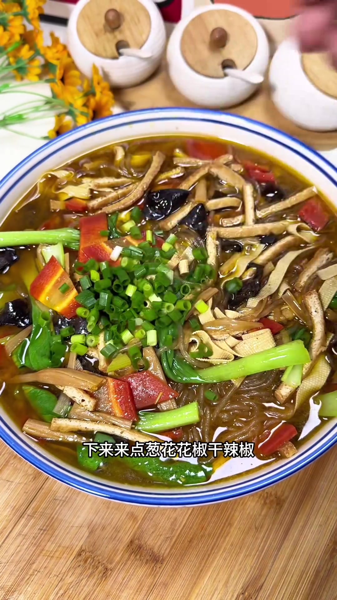 陕西渭南特色美食，辣子豆腐菜，配上热画卷，简直太香了