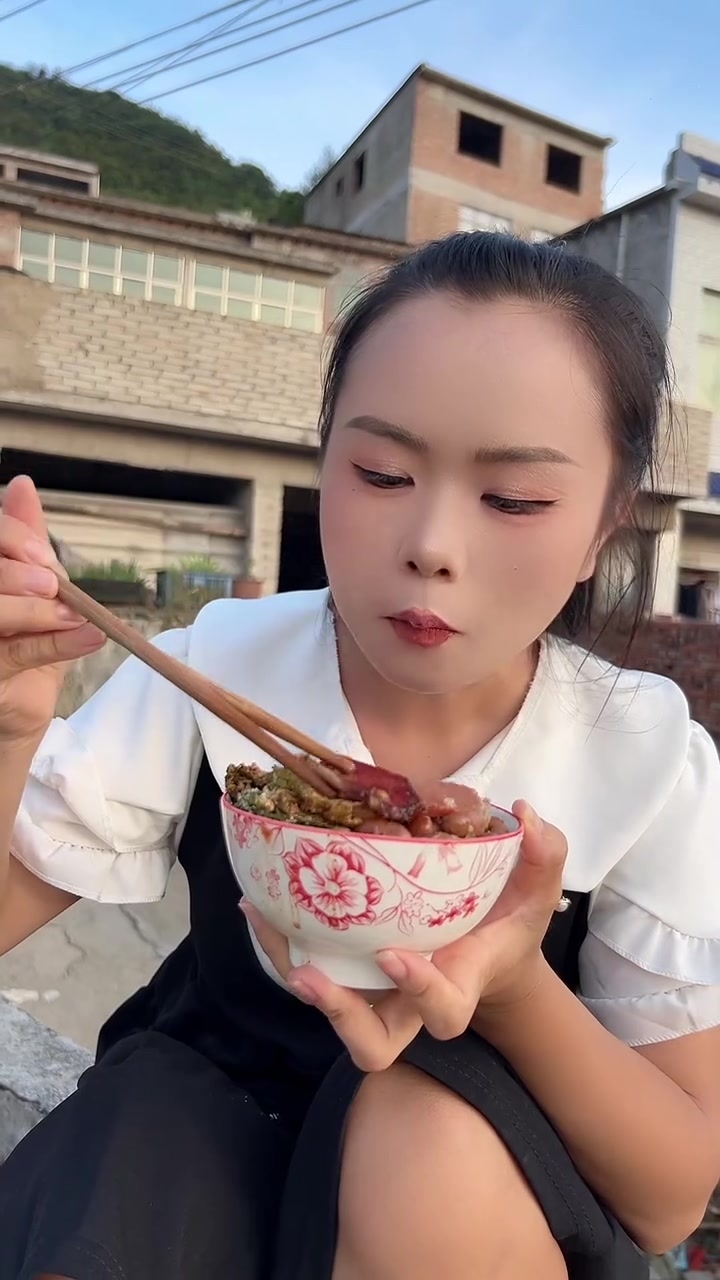 回家吃饭超香腊肉菜豆腐排骨菜啥都有