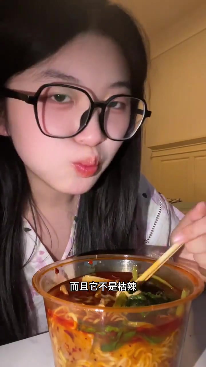 不减肥大三女生一天吃啥?鸭血粉丝汤等