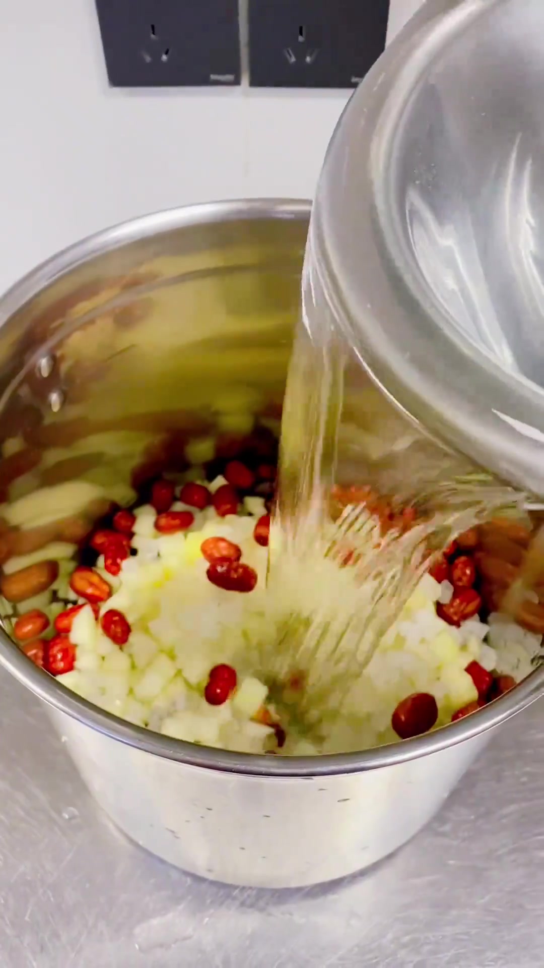 桃胶冰糖炖雪梨做法简单全家爱喝还超养生！