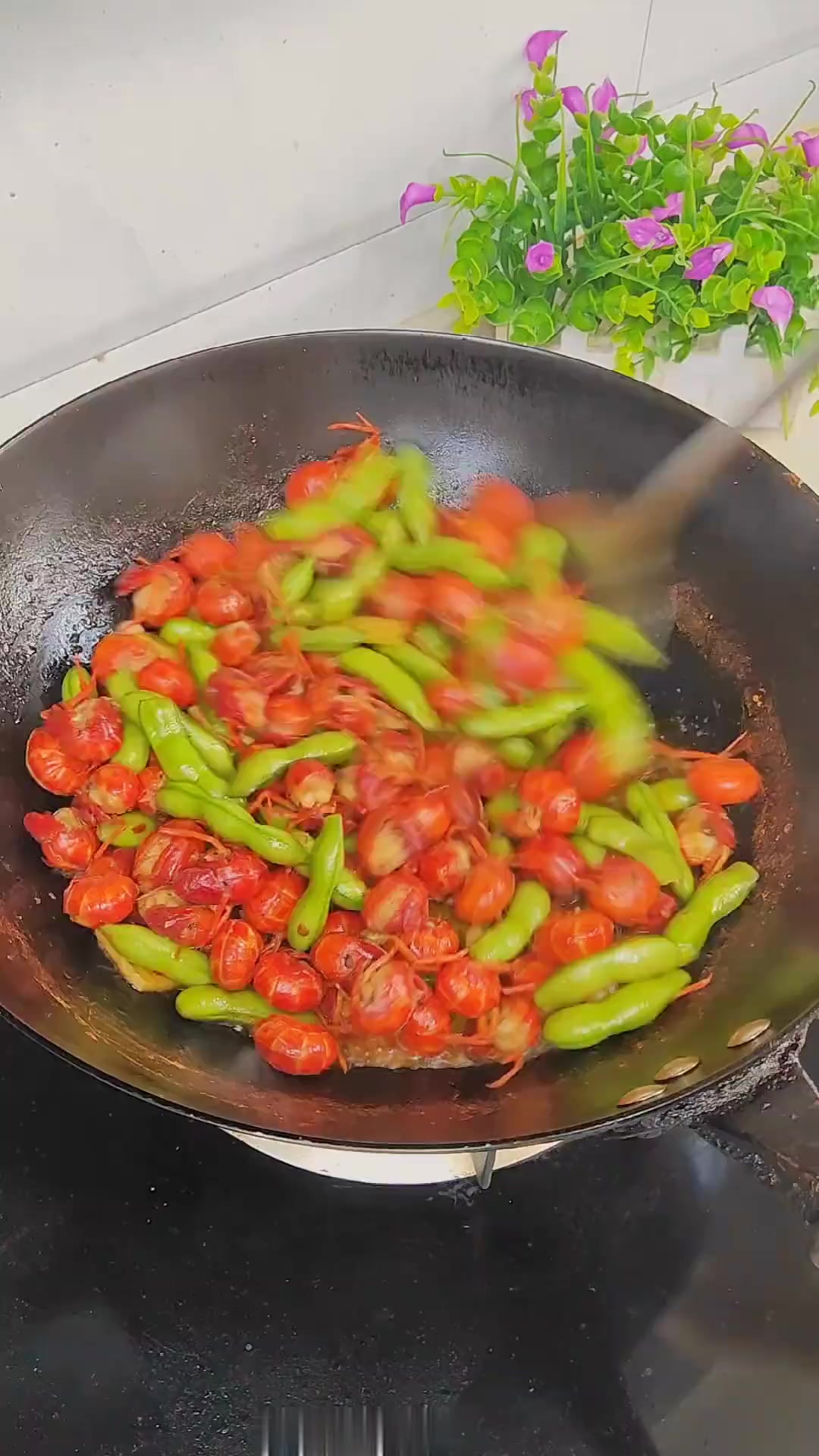 龙虾季到，假期在家给孩子做毛豆烧虾球