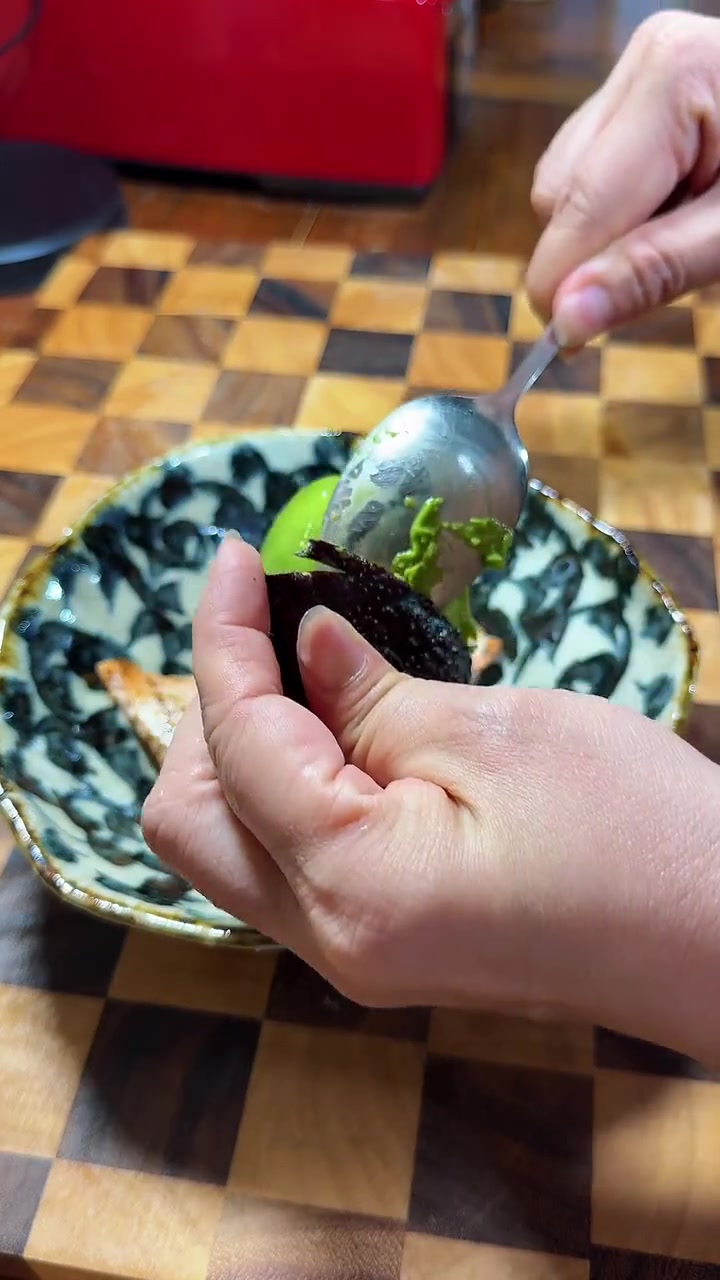 三文鱼牛油果三明治,简单的一餐
