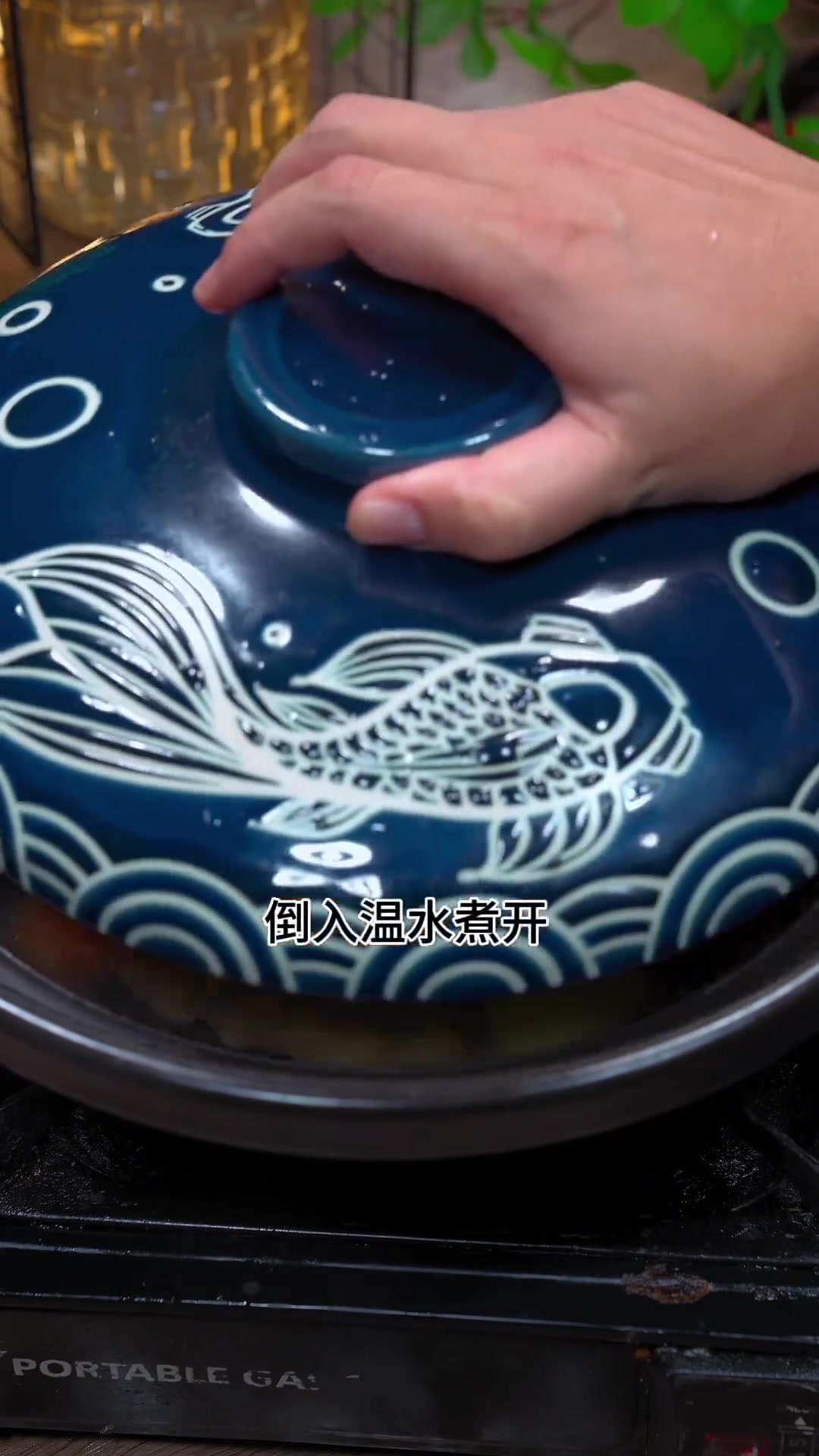 夏天适合做红菇炖豆腐汤，放腐竹黄花菜更好吃