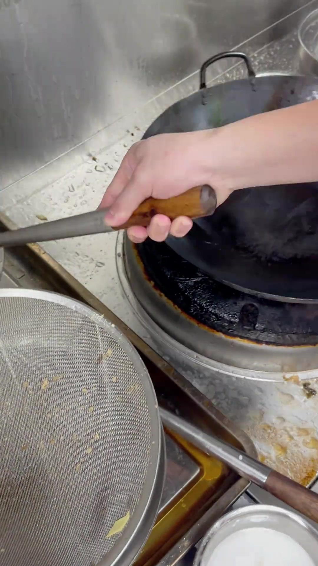 蛏爆蛋:鸡蛋裹肥嫩老蛏,厦门鲜味别错过!