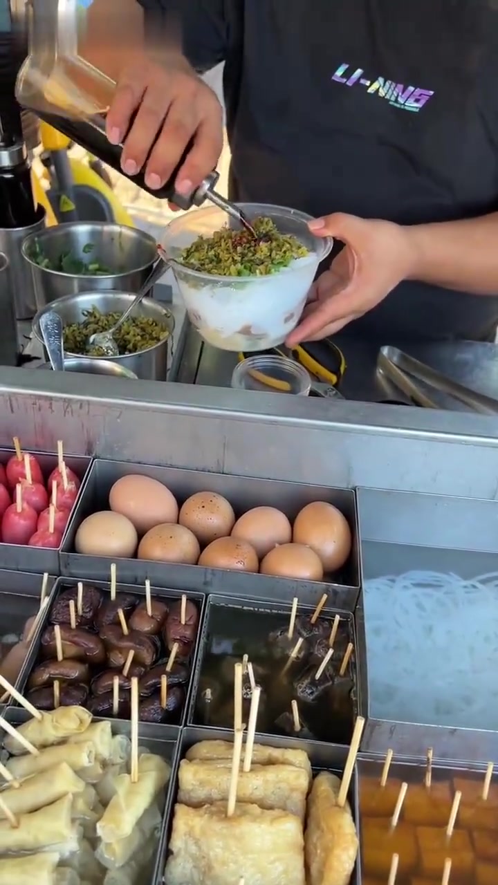 路边摊串串香，满满一大碗！