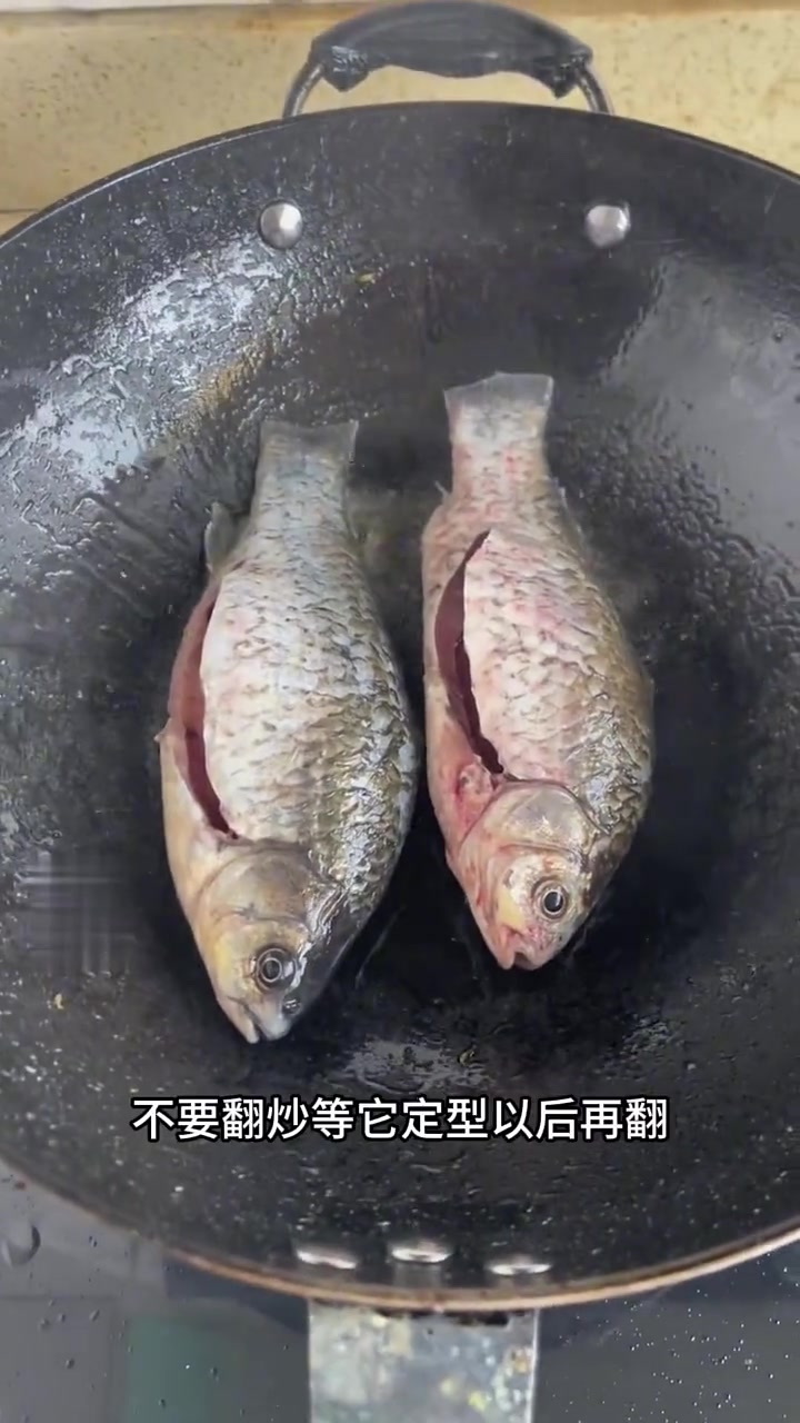 我炖出的鲫鱼豆腐汤,汤汁浓白