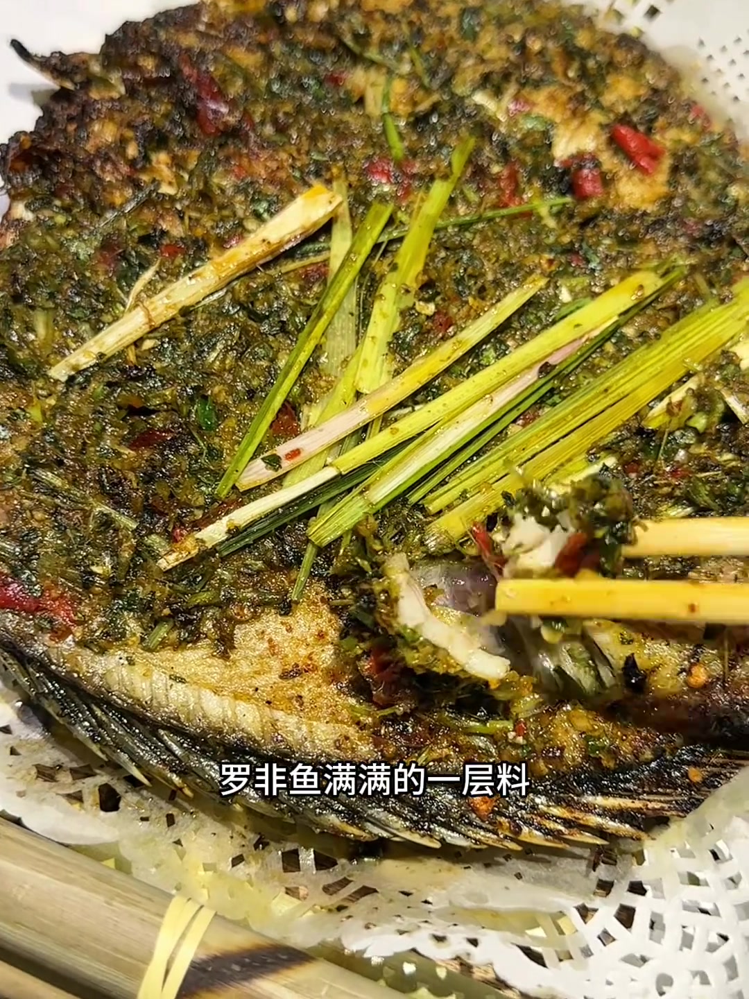 深夜路边云南烧烤魅力足,普洱烤乌鸡肉嫩汁多