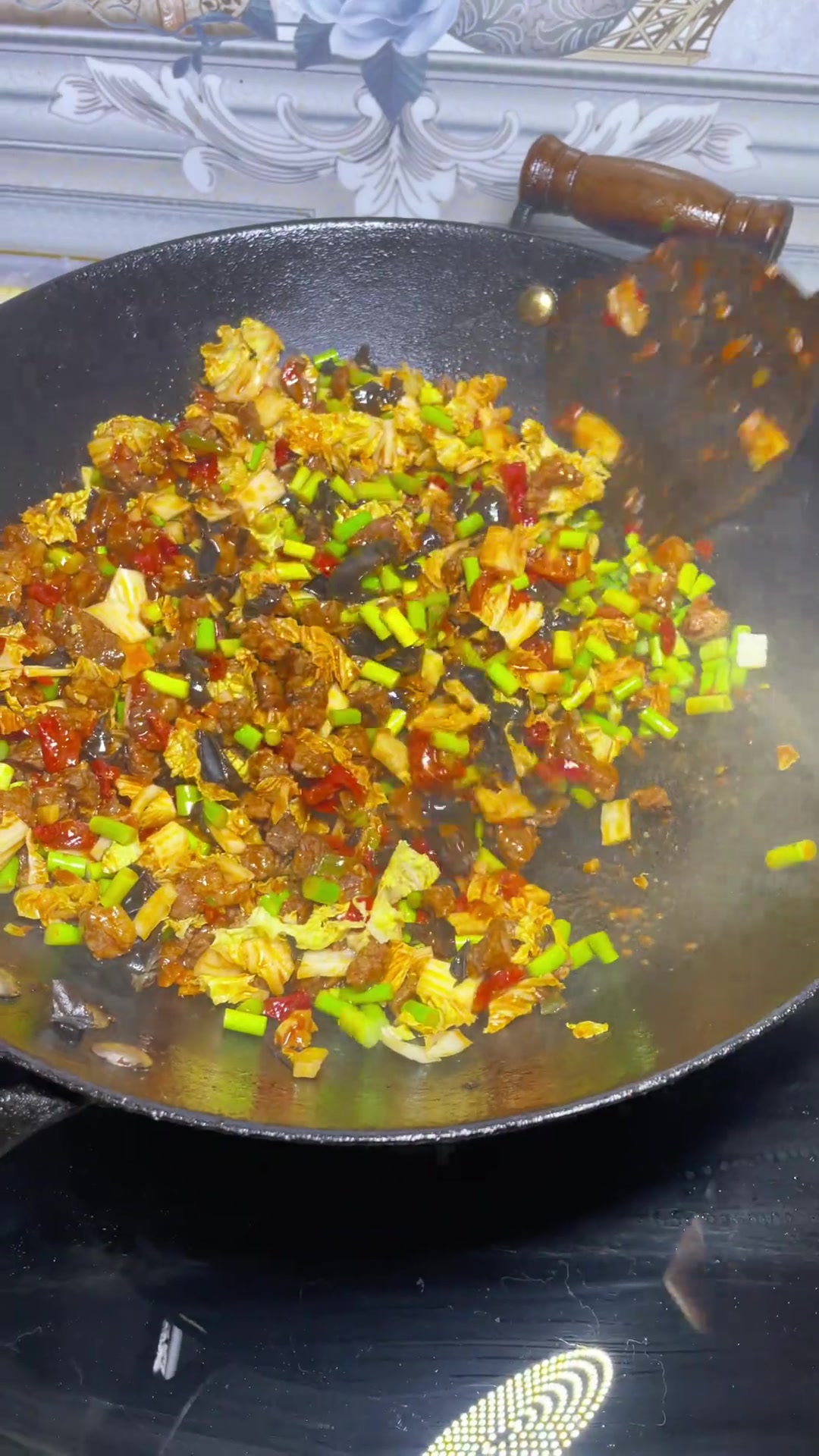 丁丁炒面面配料：面粉、鸡蛋、水和盐，好吃劲道