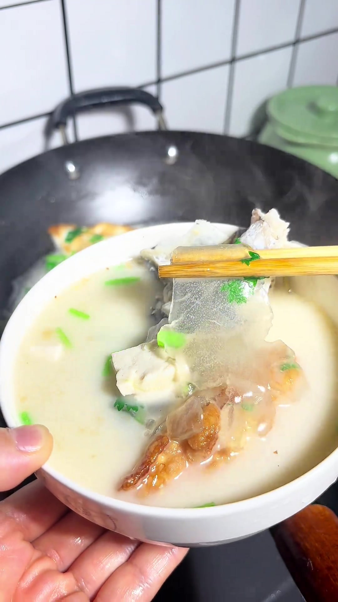 鱼头炖豆腐无科技，汤鲜味美，粉皮滑溜