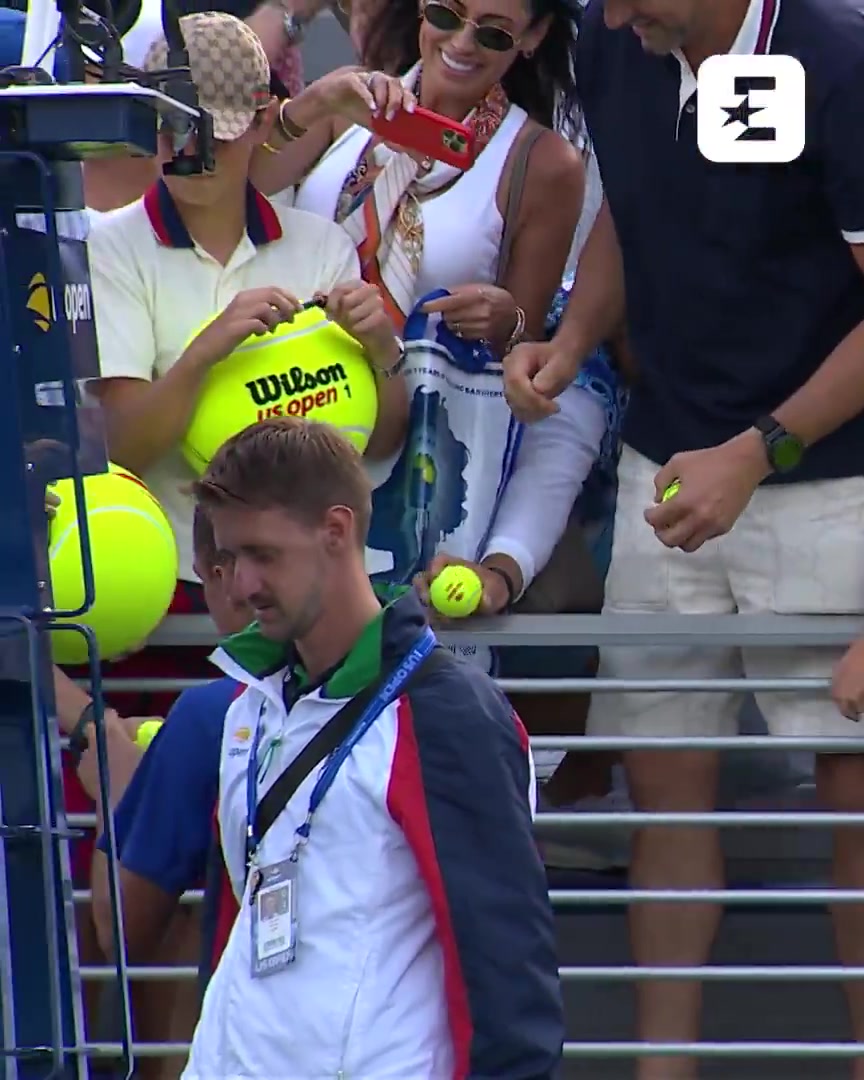 大无语！球员送小球迷帽子被成年男子抢走  美网赛场边，迈赫扎克赢球后把帽子递给一个男孩，结