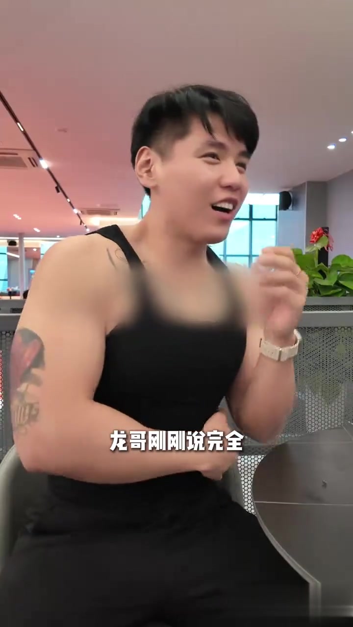 与全国肌肉最发达的男人相约一起锻炼