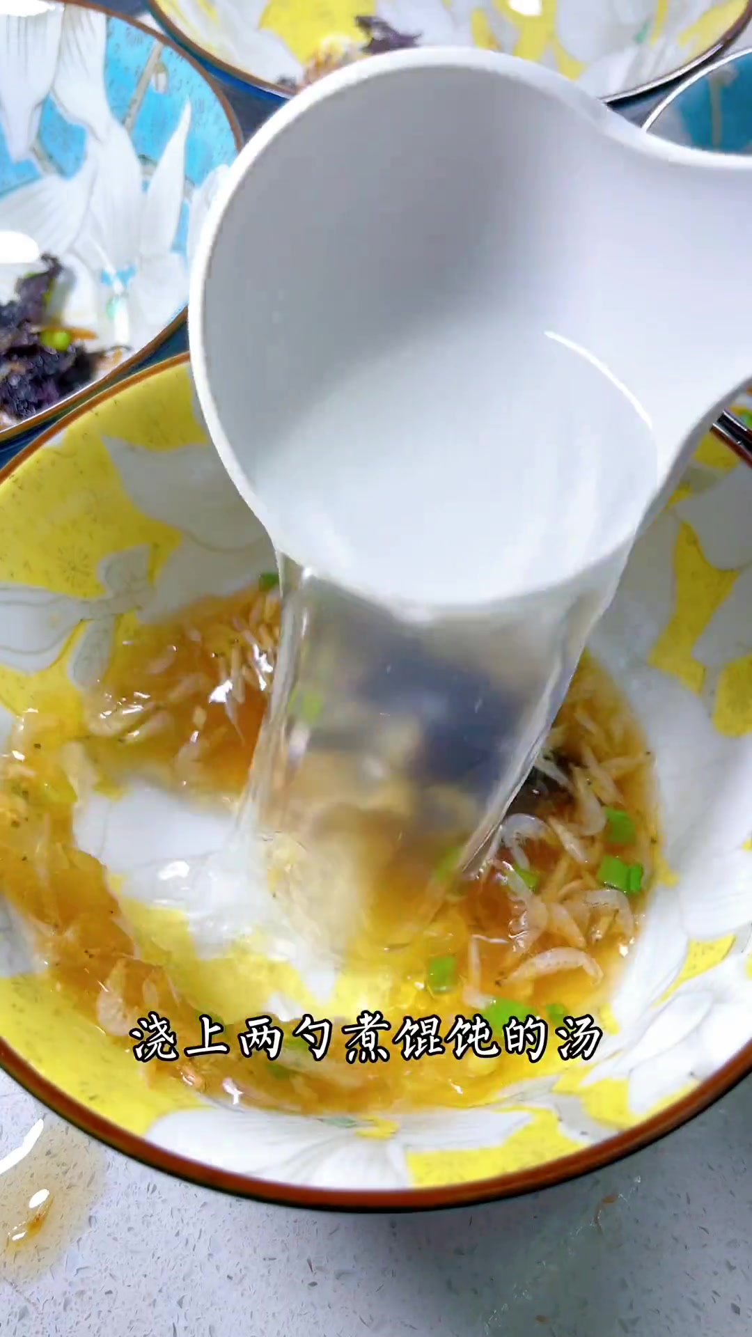 早安!今日早餐猪肉虾仁玉米粒馄饨配蔬菜锅贴