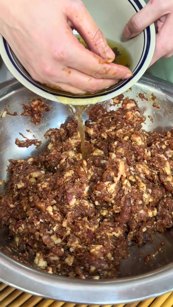 芹菜猪肉馅儿的饺子怎么做才能鲜嫩多汁，其实做法很简单，学起来吧，真的是个个爆汁