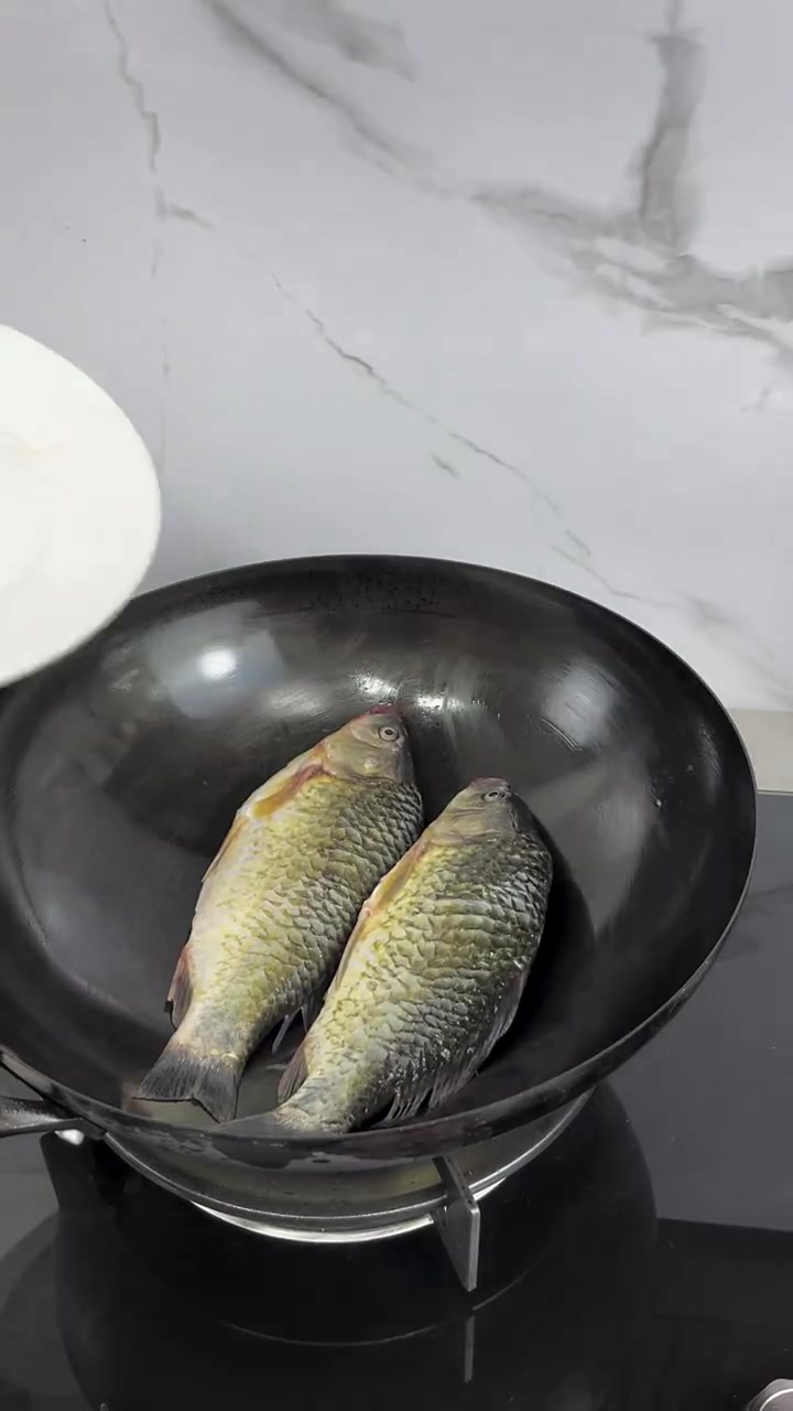 煎鱼不粘锅秘籍!教你做超香小鲫鱼美食