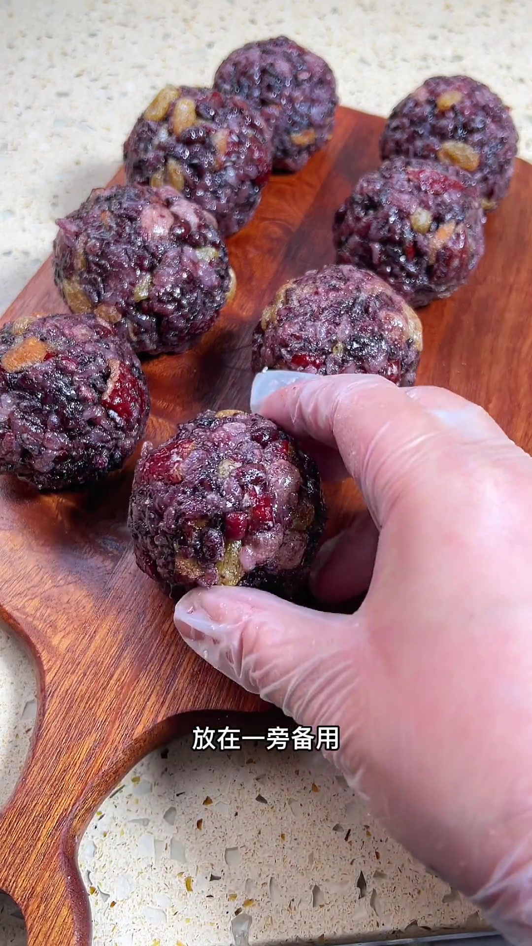 蒸熟的粘豆包晶莹剔透,香气四溢,超好吃!