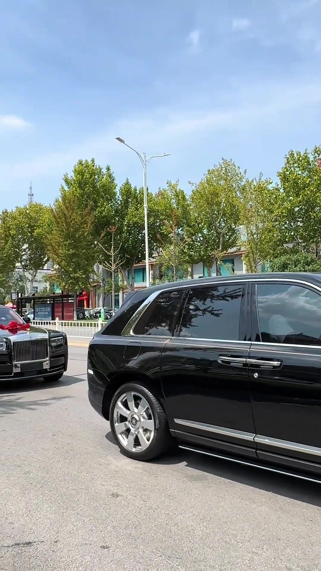 这边习俗，小男孩留燕尾，六岁剪发寓意平安