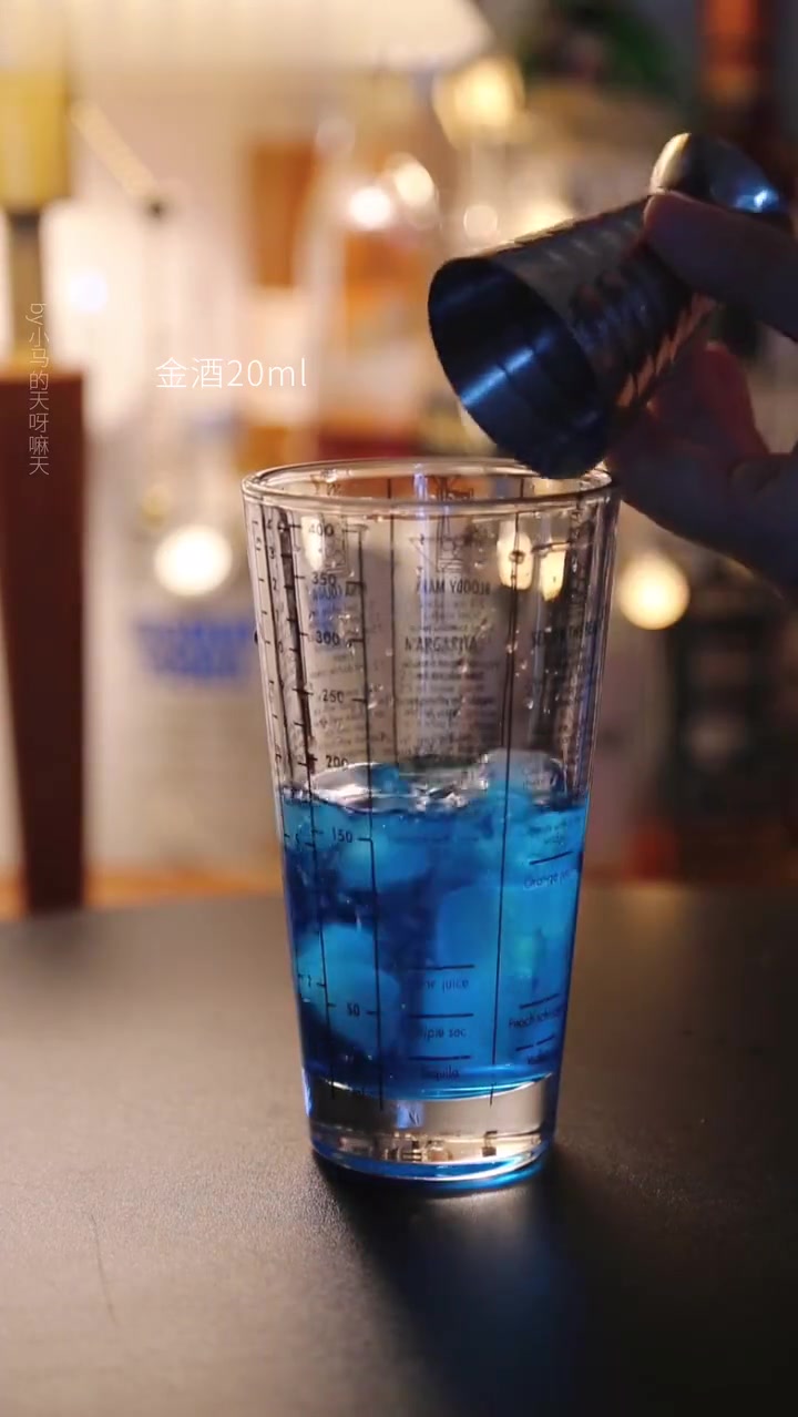 冰岛夏日微醺:蓝色鸡尾酒一秒降温