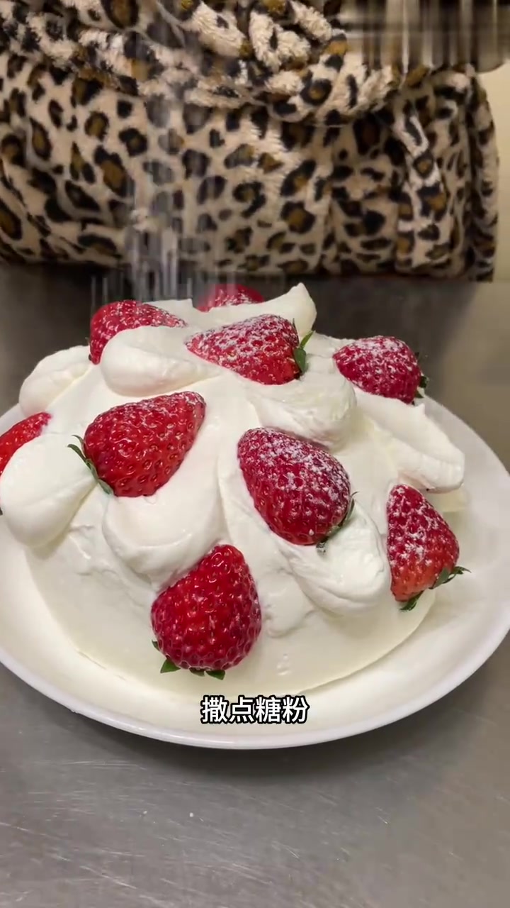 用汤碗做草莓球蛋糕,竟然如此方便!