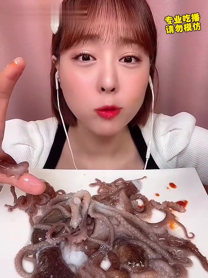 生吞八爪鱼大比拼，个个好似小虫人哈哈