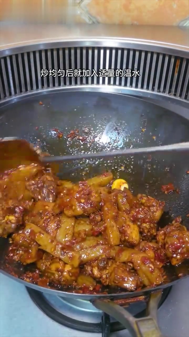 天冷适合吃辣子鸡火锅,越煮越美味!
