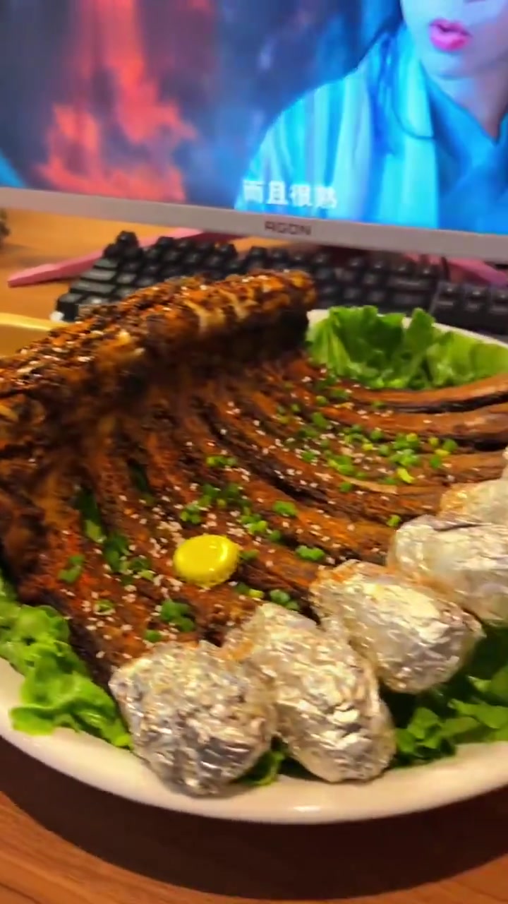 今晚简单吃点烤箱版烤羊排