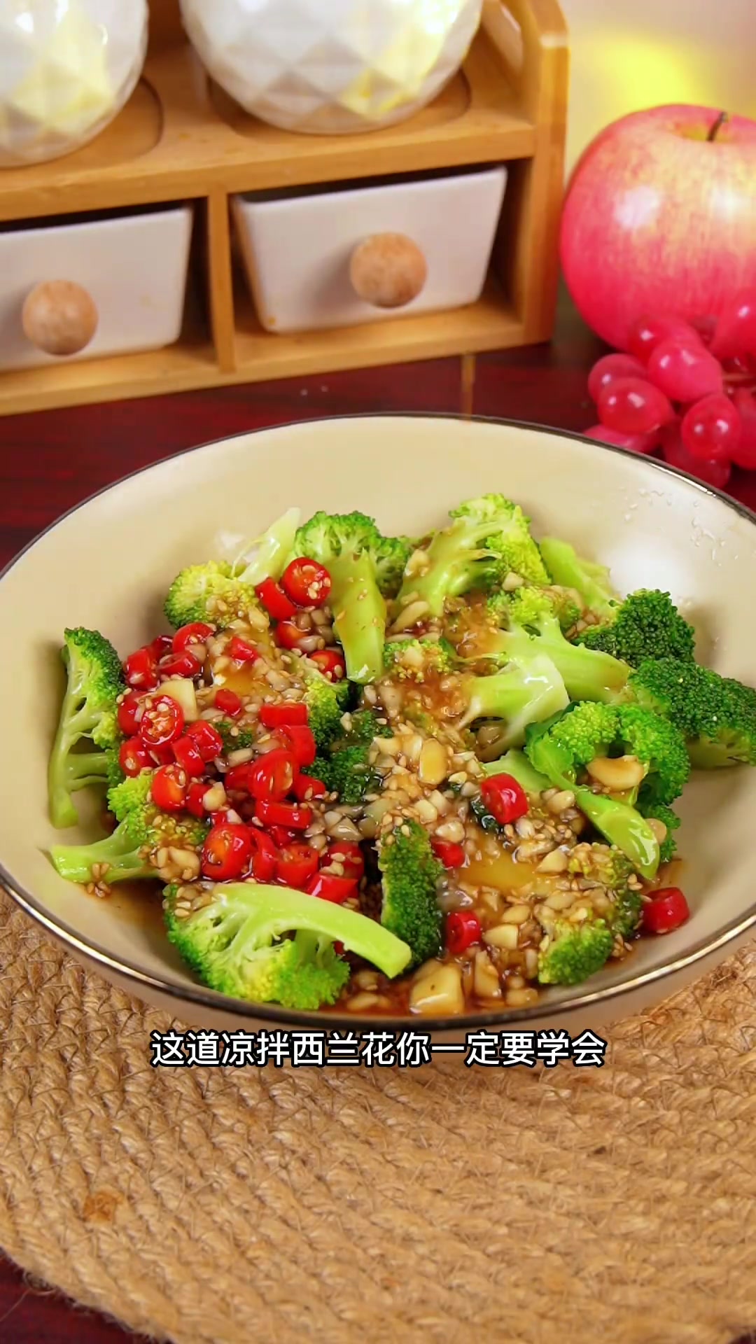 凉拌西兰花做法简单，清脆爽口，比大鱼大肉还好吃