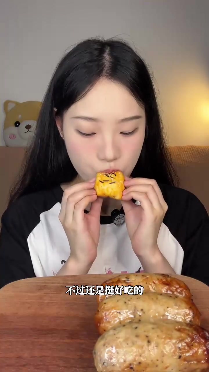 小女孩一天吃什么！爆汁烤肠春卷火鸡面还有漂亮月饼！