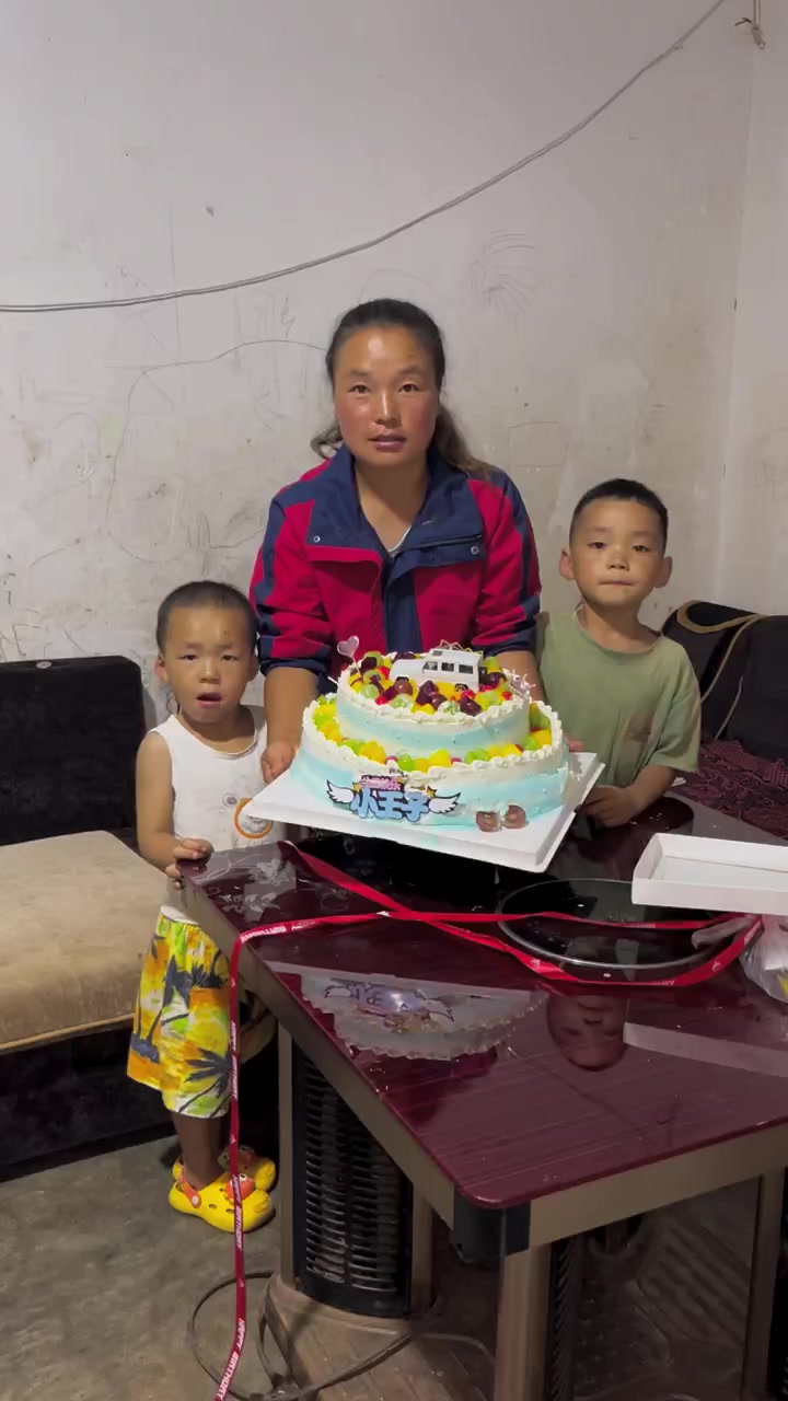 一转眼小宝七夕五岁生日了198订了个两层的大蛋糕给十四孩子围着炉子唱生日歌煮火腿火锅吃,吃