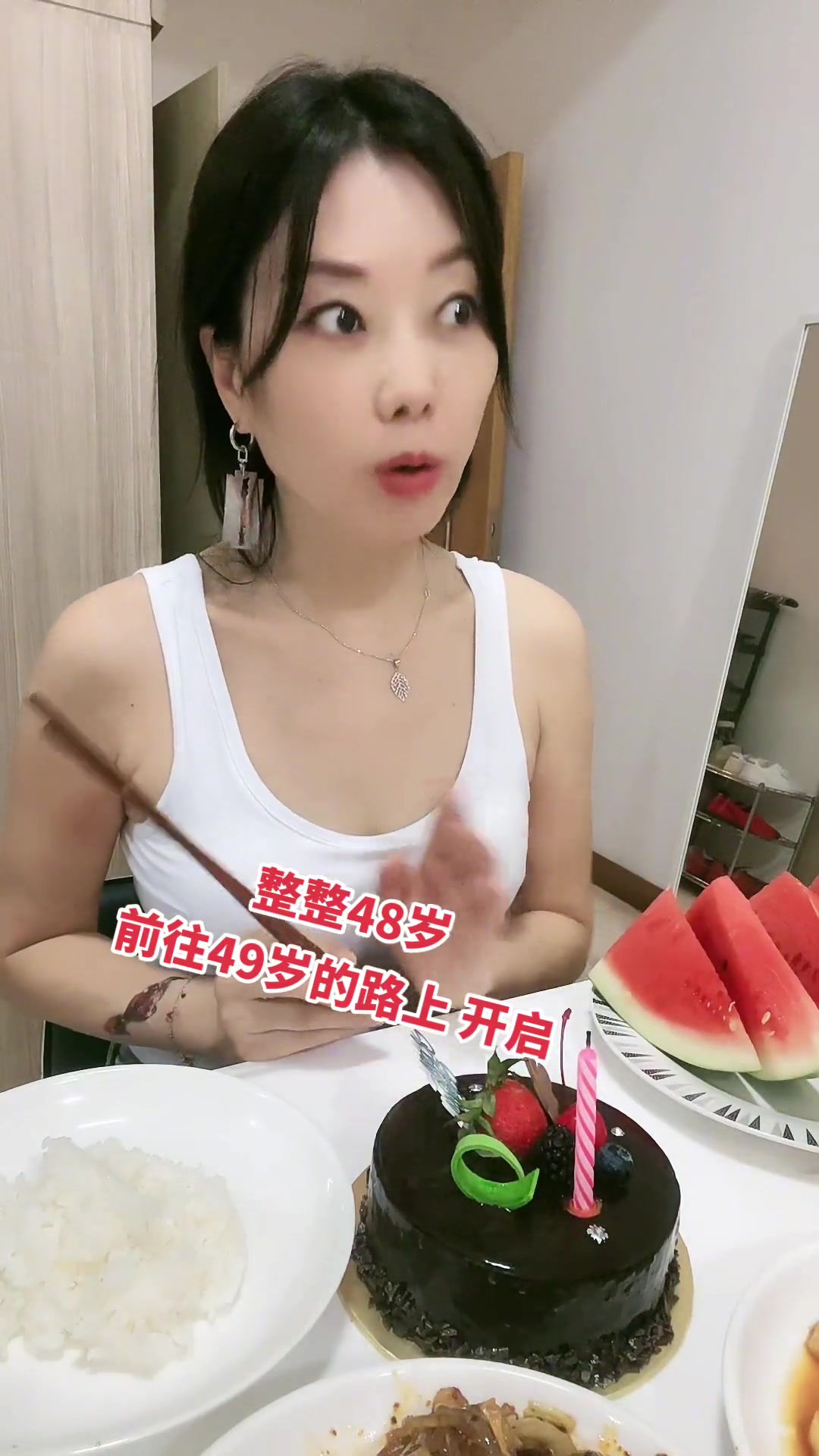 老头每年买小蛋糕自己吃,简单幸福便知足