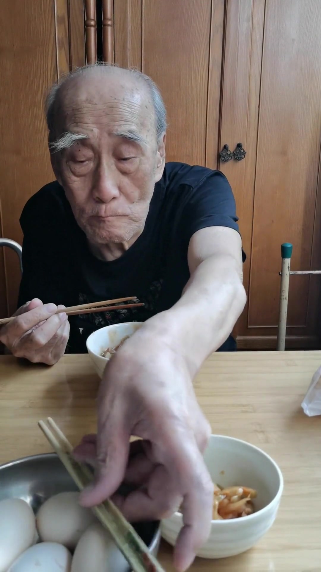 郭大爷品尝天津经典早餐锅巴菜