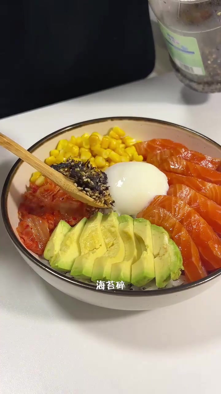 沉浸式做午餐:三文鱼牛油果拌饭与柠檬水