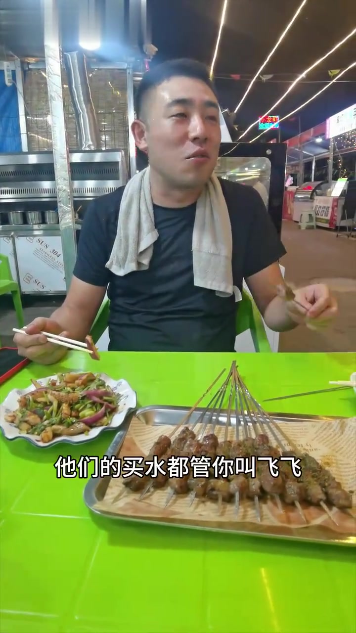 楼边美食香榴梿配香菜烧烤趁热吃超赞