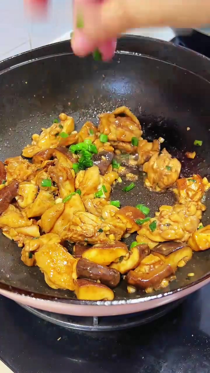 上班带饭:香菇滑鸡与白灼西兰苔,简单广东菜