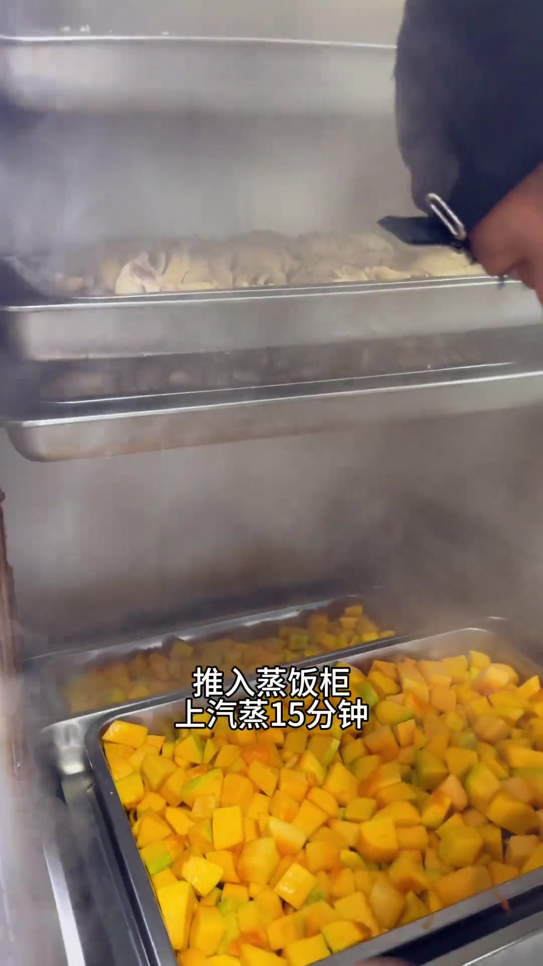 食堂蜜汁蒸老南瓜做法分享，简单两步超好吃！