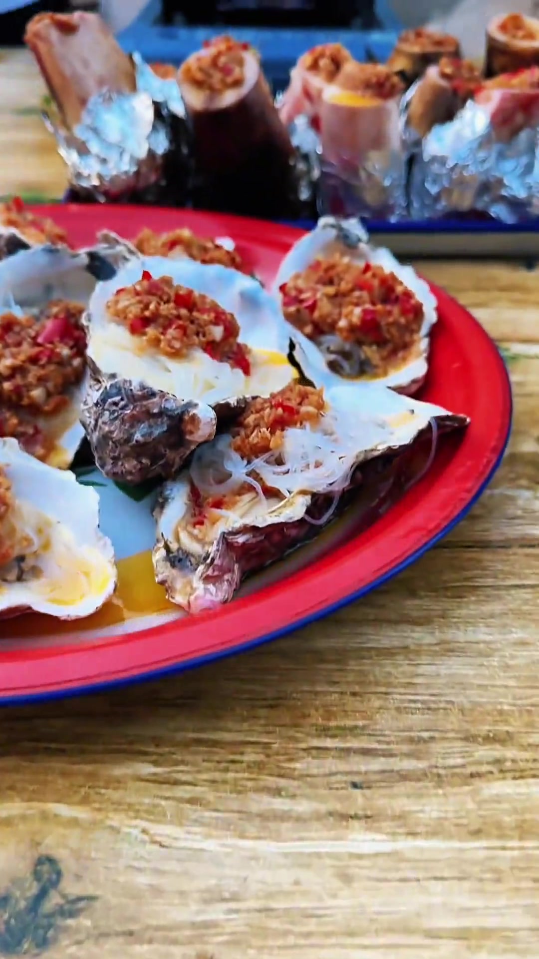 炭烤牛骨髓搭配红油砂锅豆腐