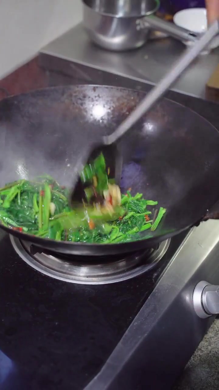 内敛东风菜清香四溢，清炒即成简单美味餐
