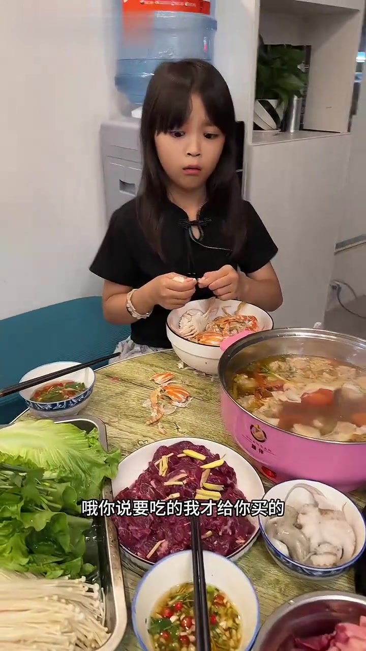 扣肉妹妹问爸爸:妈妈回来我们会挨揍吗?