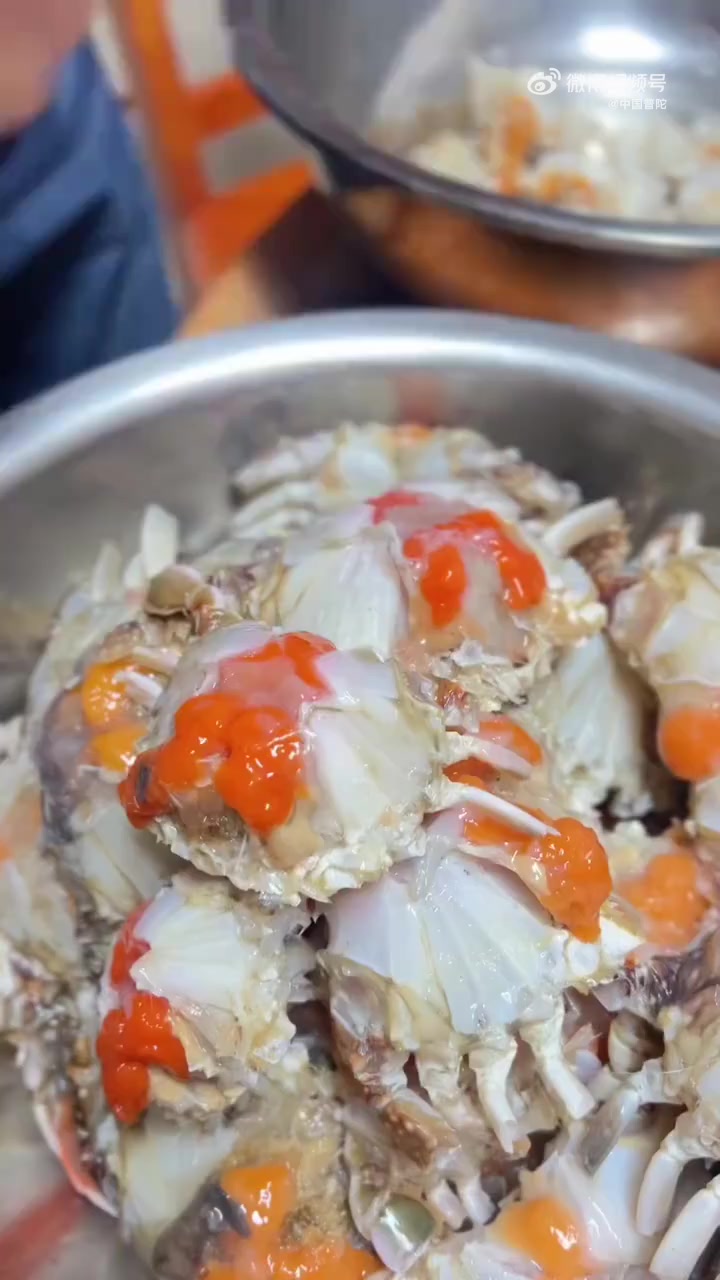 红膏蟹糊绝对是舟山刻进DNA的咸鲜系腌货!用满膏的母梭子蟹做主角,和“鲜掉眉毛的面”逻辑一