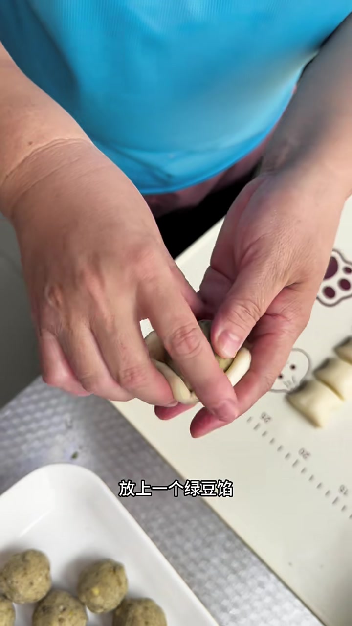 昨晚就泡上了一盆绿豆，做个绿豆饼，外面酥里面软，豆香十足