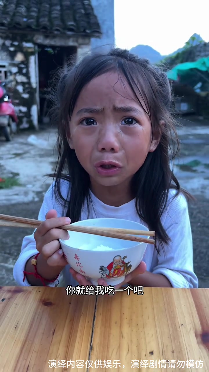 凶神恶煞后妈,不让妹妹吃鸭腿,被哥哥赶走了