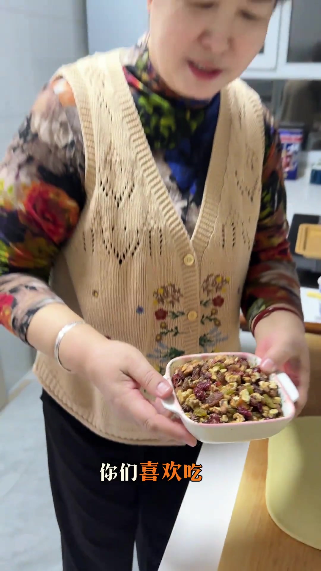 妈妈在面包房做的俄罗斯大列巴，苹果香迷糊了