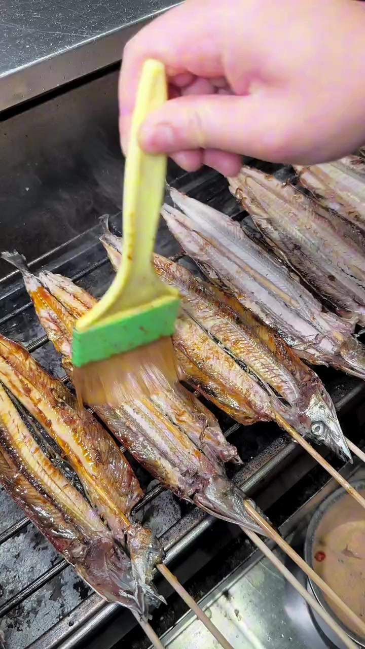 炭烤香辣秋刀鱼给大家