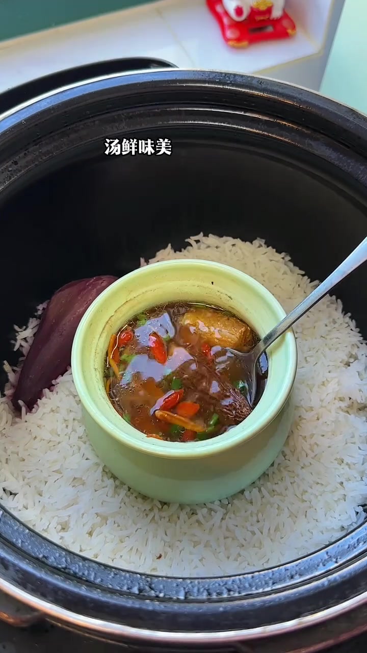 电饭煲懒人一锅出,今天是瓦罐排骨汤和清蒸鲫鱼!简单快速又营养,太方便了!特别适合上班族和宝