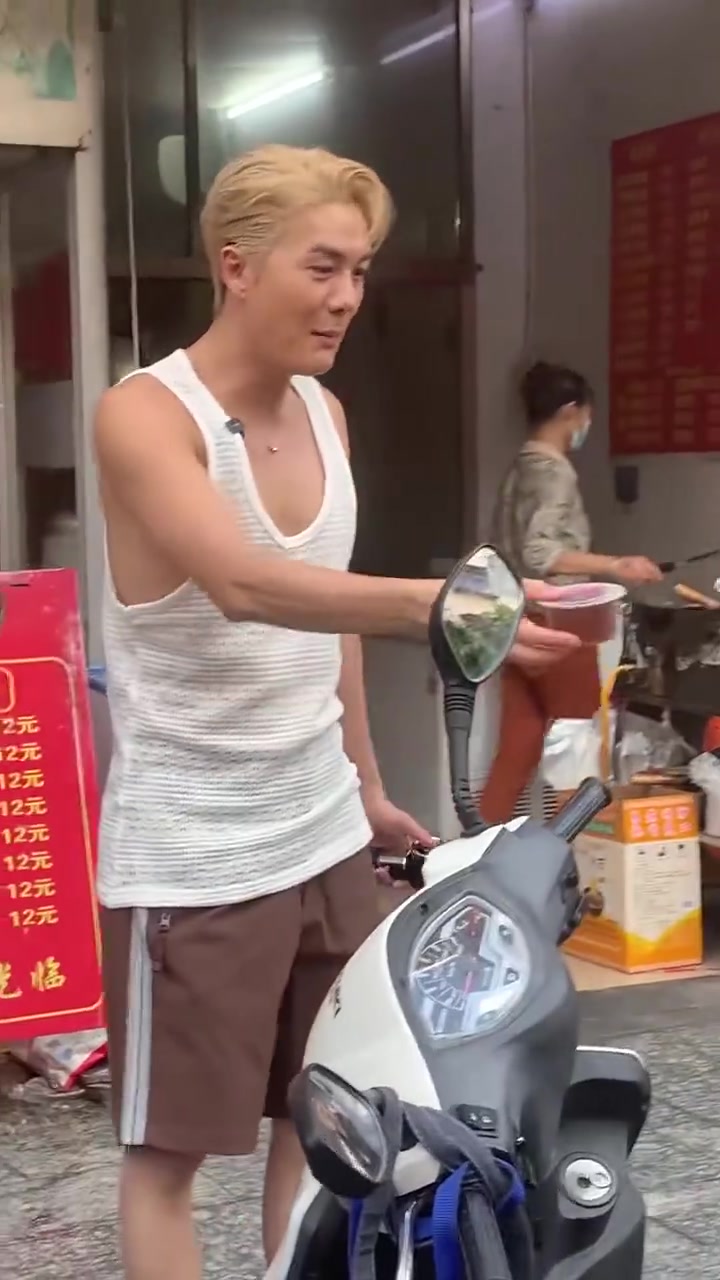 吴克群好像和本地人一样融入