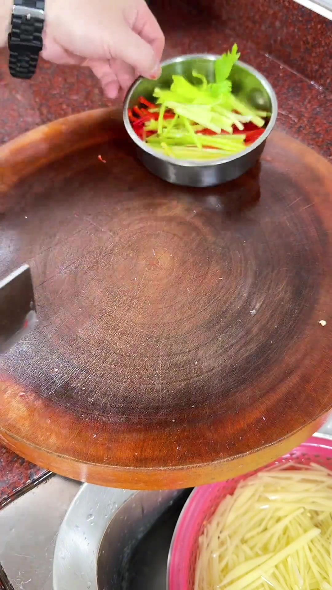 牛肉与土豆丝一起炒,搭配超棒