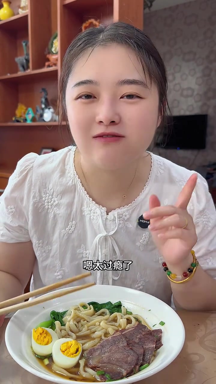 秋日的早晨来一碗热乎的牛肉面，老公直说太满足了～